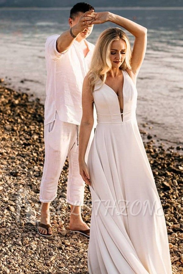 Bodenlanges weißes Hochzeitskleid mit V-Ausschnitt am Strand