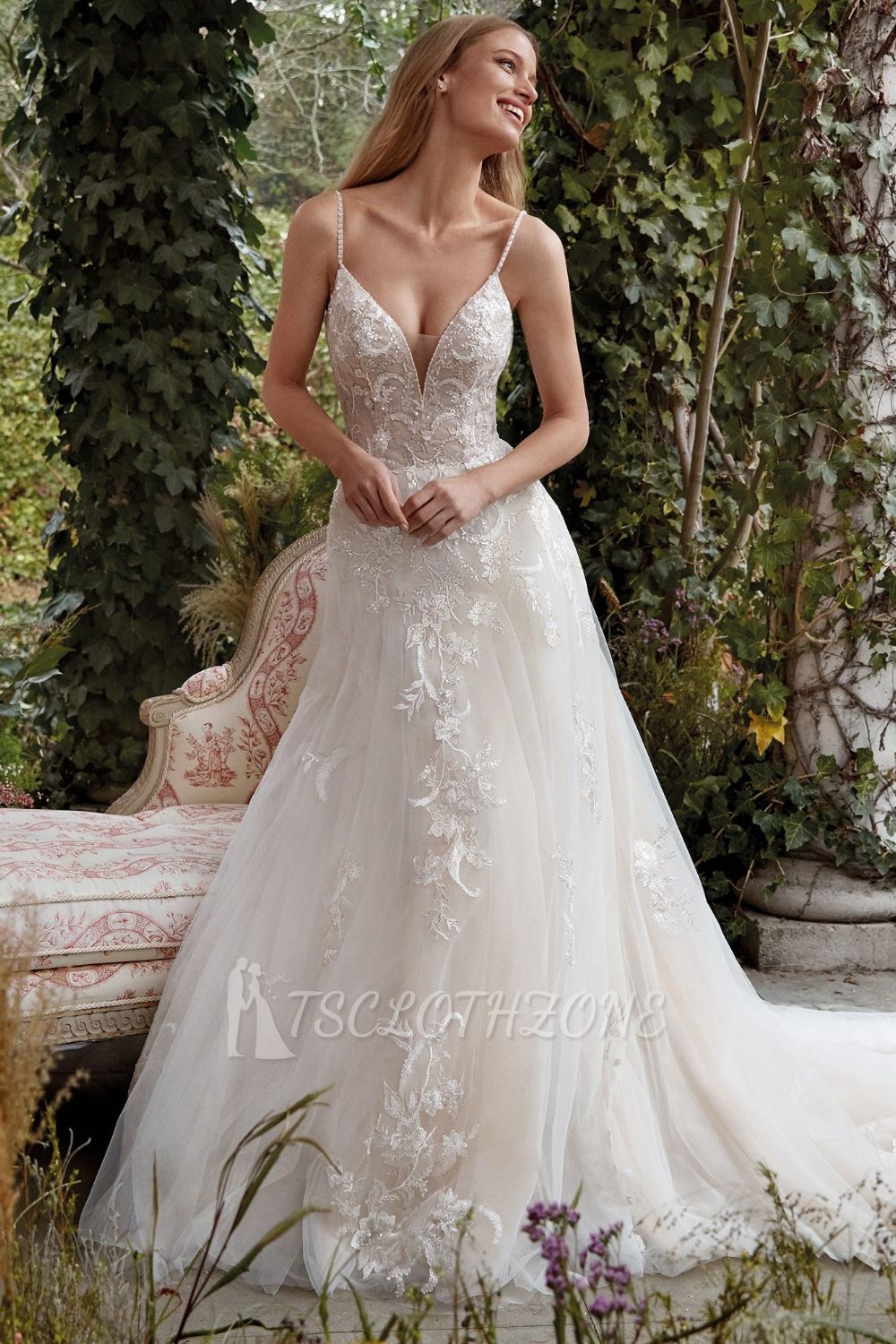 Wunderschönes Boho-Hochzeitskleid mit Spitzenapplikationen und dünnen Trägern, sexy Brautkleid mit V-Ausschnitt