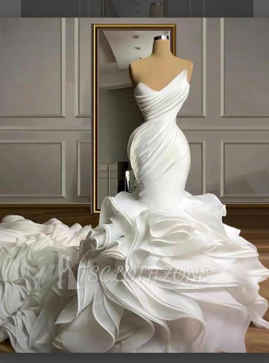 Atemberaubendes trägerloses Organza-Hochzeitskleid mit gestufter Paspelierung im Meerjungfrau-Stil