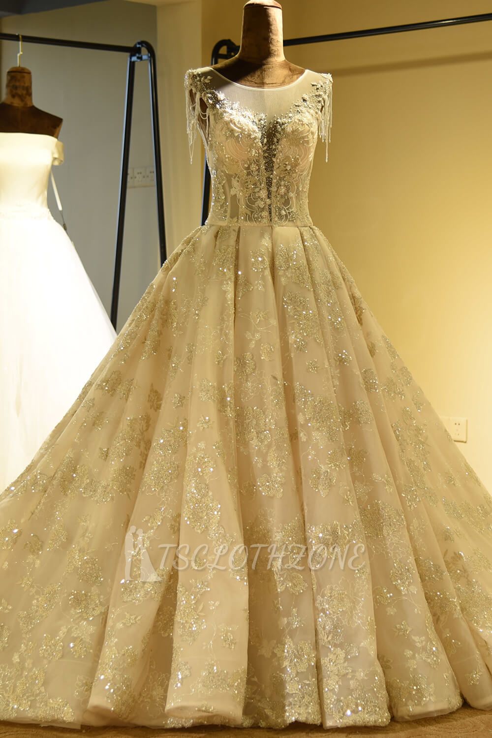 Erstaunliches Prinzessinnen-Hochzeitskleid mit glitzernder Perlenstickerei aus Tüll in Elfenbein