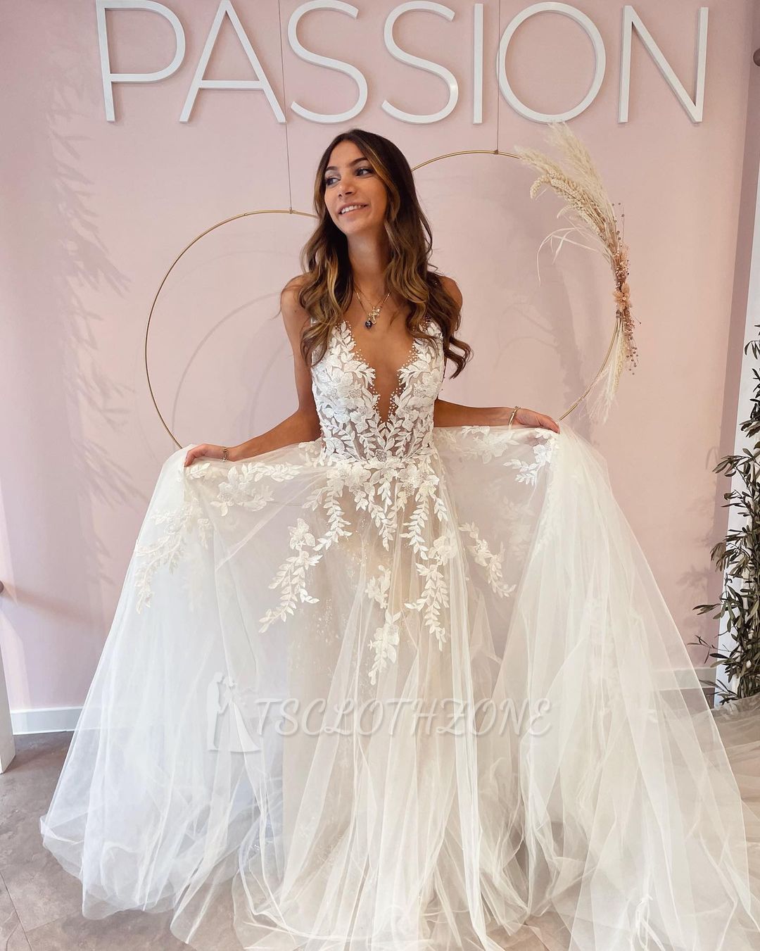 Glamouröser V-Ausschnitt mit floralem Tüll-Hochzeitskleid Ärmel Aline Brautkleid