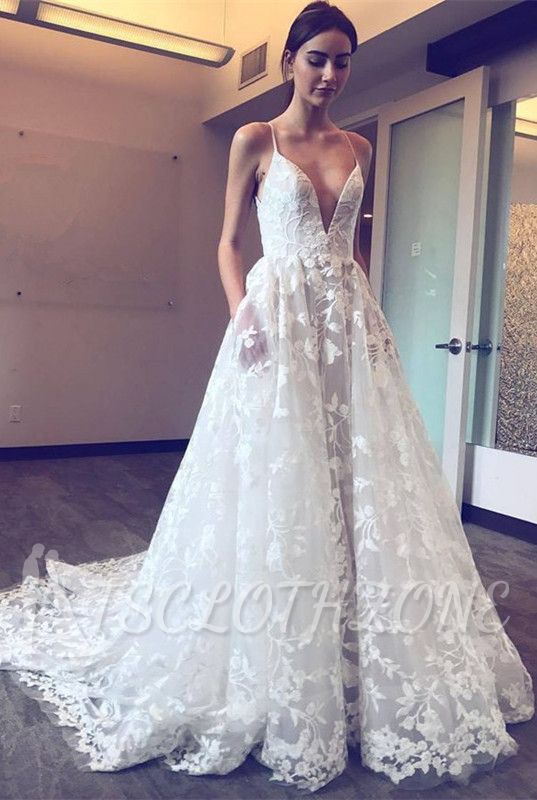 Wunderschönes Brautkleid aus Spitze mit V-Ausschnitt | 2022 Brautkleider mit Zug