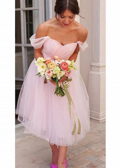 Kaufen Sie kurze, romantische, schulterfreie A-Linien-Brautjungfernkleider aus Tüll mit rosa Falten bei Annakoo_1