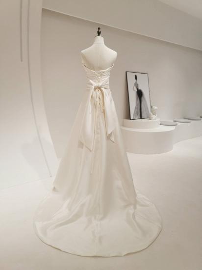 Long wedding dress with tube top collar and mopping the floor_7