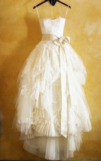 Niedliche, taillierte Spaghetti-Träger-Spitze-Hochzeitskleider Tüll Beliebte abgestufte, bescheidene Brautkleider mit Bowknot