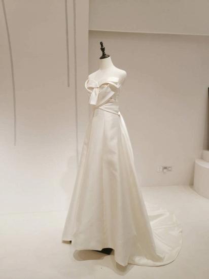 Long wedding dress with tube top collar and mopping the floor