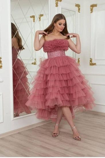 Romantisches rosa kurzes Hi-Lo-Hochzeitsfestkleid mit Tüllschichten