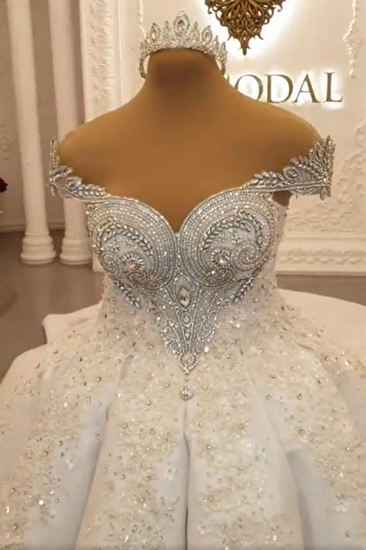 Luxuriöses, perlenbesetztes Duchesse-Hochzeitskleid mit extremer Schleppe