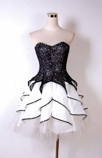 Sweetheart Schwarz-Weißes Mini-Cocktailkleid Beliebtes abgestuftes kurzes Heimkehrkleid aus Spitze