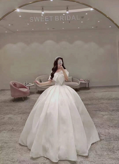 Neues Mode-Hochzeits-Brautkleid Vorgestellter BH mit Faltenbogenbesatz Kurzarm-Palast-Hochzeitskleid Elegantes Temperament Satin