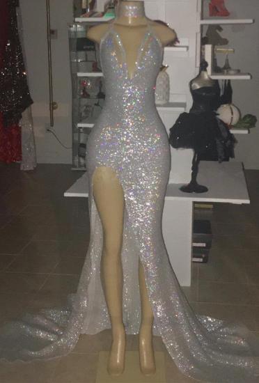 Halfter V-Ausschnitt Silber Pailletten Abendkleid auf Mannequins | Ärmelloses, sexy, geschlitztes, günstiges Abendkleid 2022