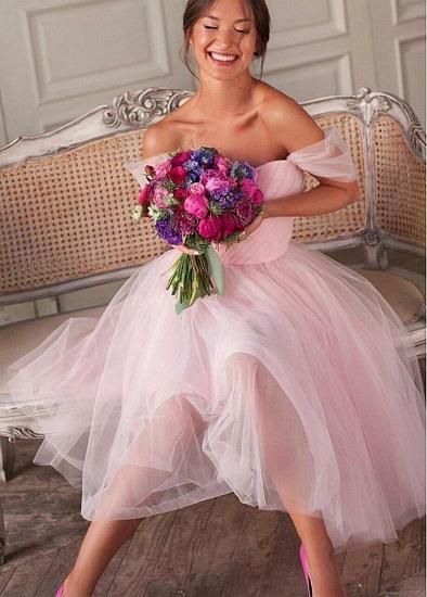 Kaufen Sie kurze, romantische, schulterfreie A-Linien-Brautjungfernkleider aus Tüll mit rosa Falten bei Annakoo_2