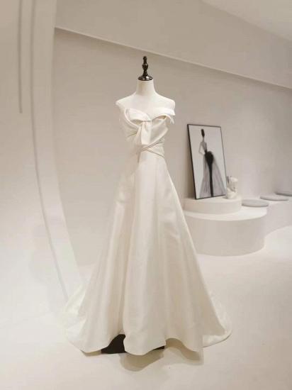 Long wedding dress with tube top collar and mopping the floor_5