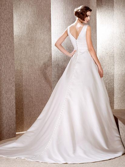 Erschwingliches Prinzessin-A-Linie-Hochzeitskleid mit V-Ausschnitt, ärmellosen Satin-Brautkleidern mit Kathedralenschleppe_4