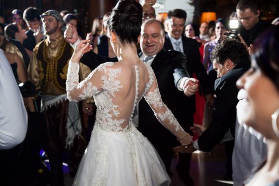 A-Line Elegant Long Sleeve Lace Bridal Gowns V-Neck Sweep Train Plus Size Wedding Dress_3