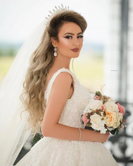 Atemberaubendes ärmelloses weißes Garten-Ballkleid-Aline-Hochzeitskleid mit floraler Spitzenapplikation_8