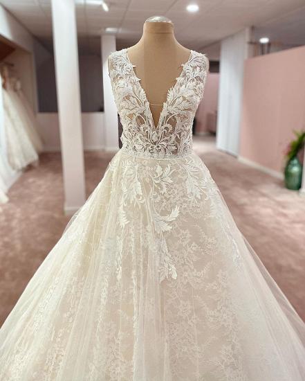 Stilvolles Brautkleid in A-Linie mit tiefem V-Ausschnitt und Blumen_2