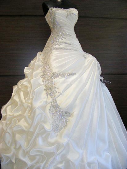 A-Line White Ruffles Beading Bridal Gown New Arrival Sweetheart Plu Size Wedding Dress_1