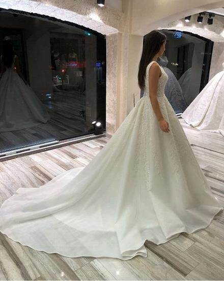 Glamouröses ärmelloses Brautkleid mit V-Ausschnitt in Weiß/Elfenbein mit Spitzenapplikationen_3
