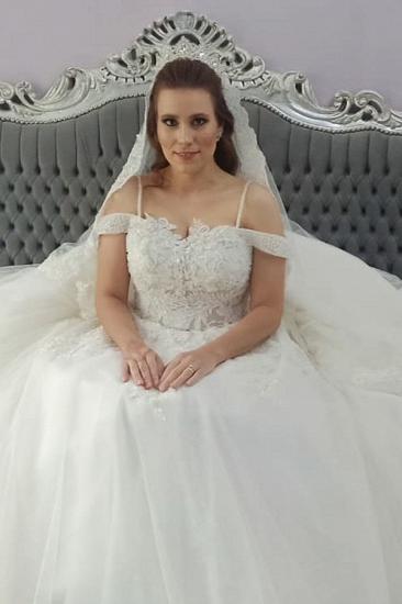 Wunderschönes schulterfreies Brautkleid mit weißen Spitzenapplikationen