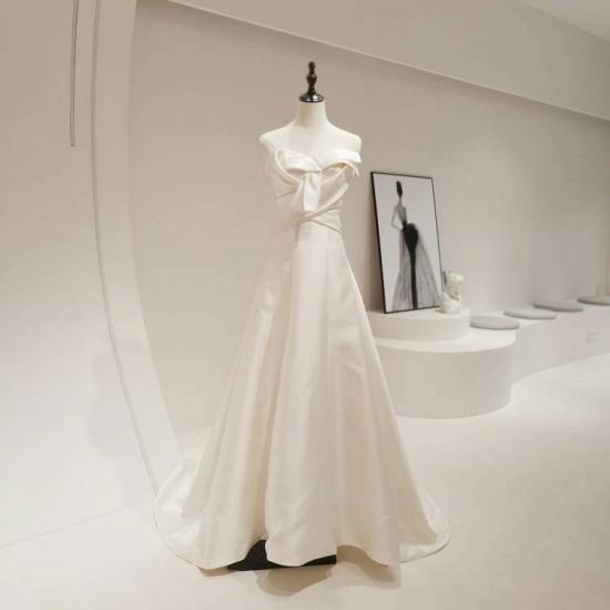 Long wedding dress with tube top collar and mopping the floor_4
